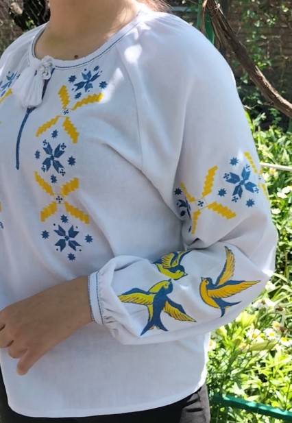 Вишиванка '' Ластівки'' з машинною вишивкою 