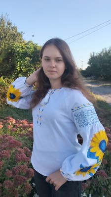 Жіноча вишиванка Соняхи з машинною вишивкою 